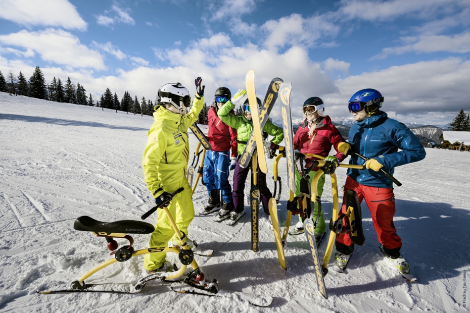 Gruppe beim Snowbike Workshop der Skischule Sport am Jet (© Flachau Tourismus)